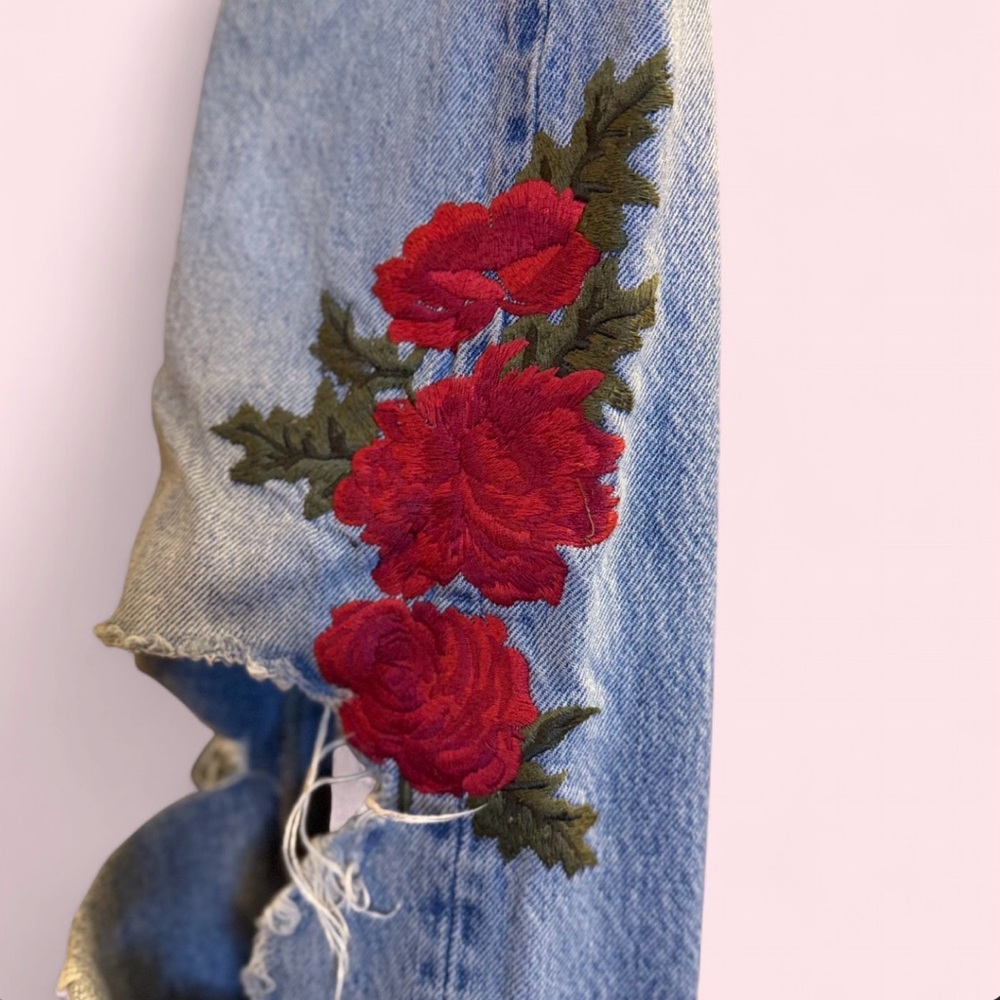 Levi’s 501 Size 26 Taper Floral Rose Embroidered Distressed Jeans - RARE✨ - Picture 6 of 14